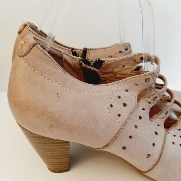 BLONDO Aquaprotect Strappy Mary Jane Cream Heels Sz 9 M - Picture 3 of 15